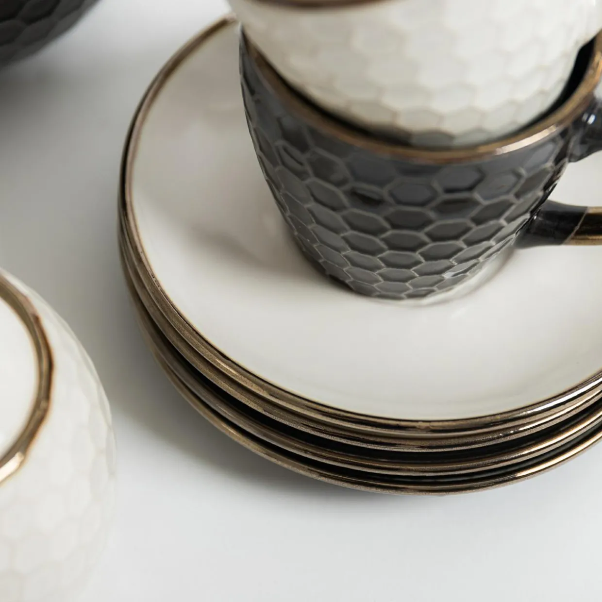 Filiżanka ze spodkiem plaster miodu BRESCA 220 ml