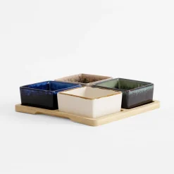 Komplet 4 miseczek na kwadratowej bambusowej podstawie 19x19 cm