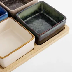Komplet 4 miseczek na kwadratowej bambusowej podstawie 19x19 cm
