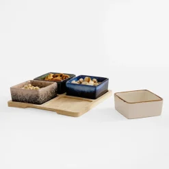 Komplet 4 miseczek na kwadratowej bambusowej podstawie 19x19 cm