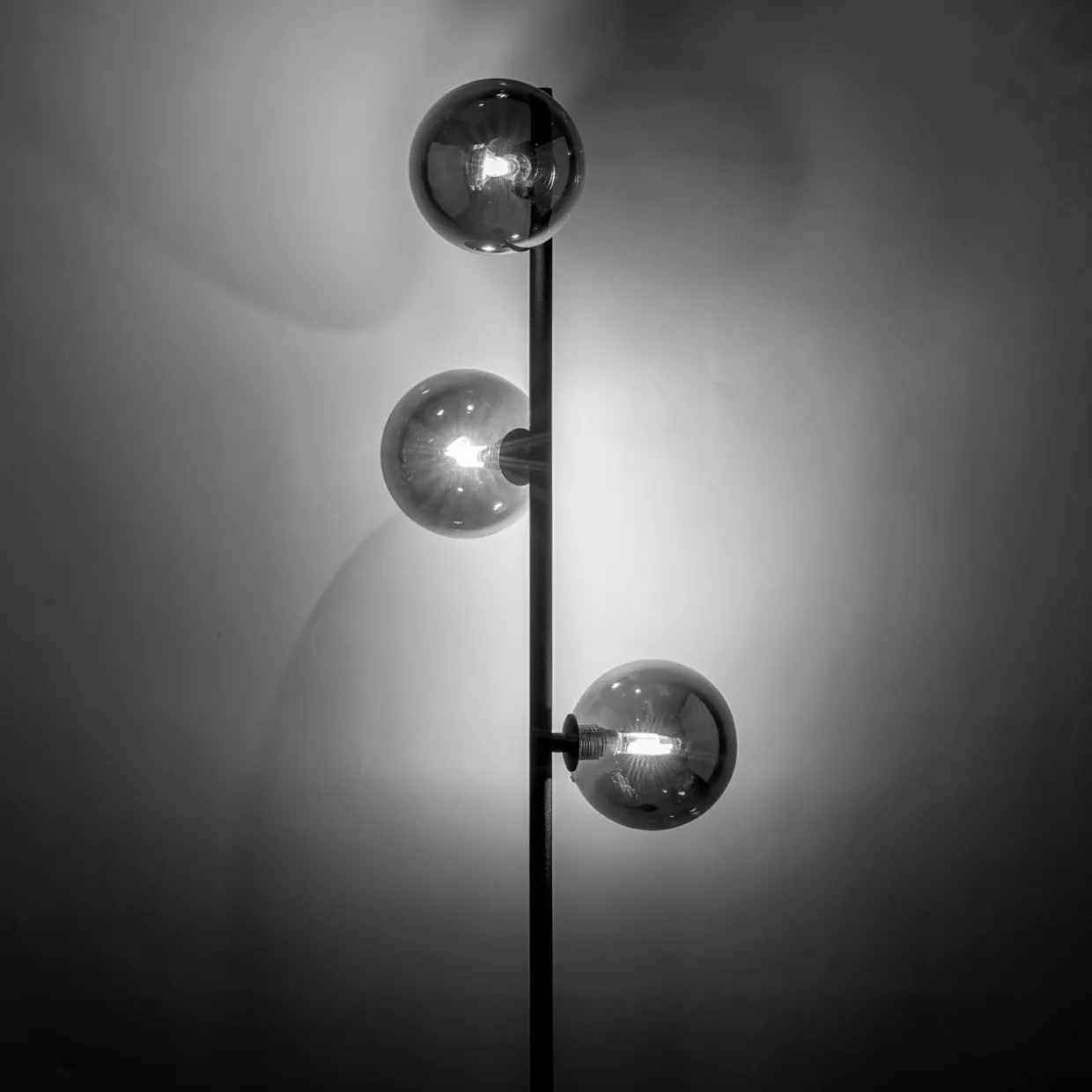 Lampa podłogowa czarna ESTERA