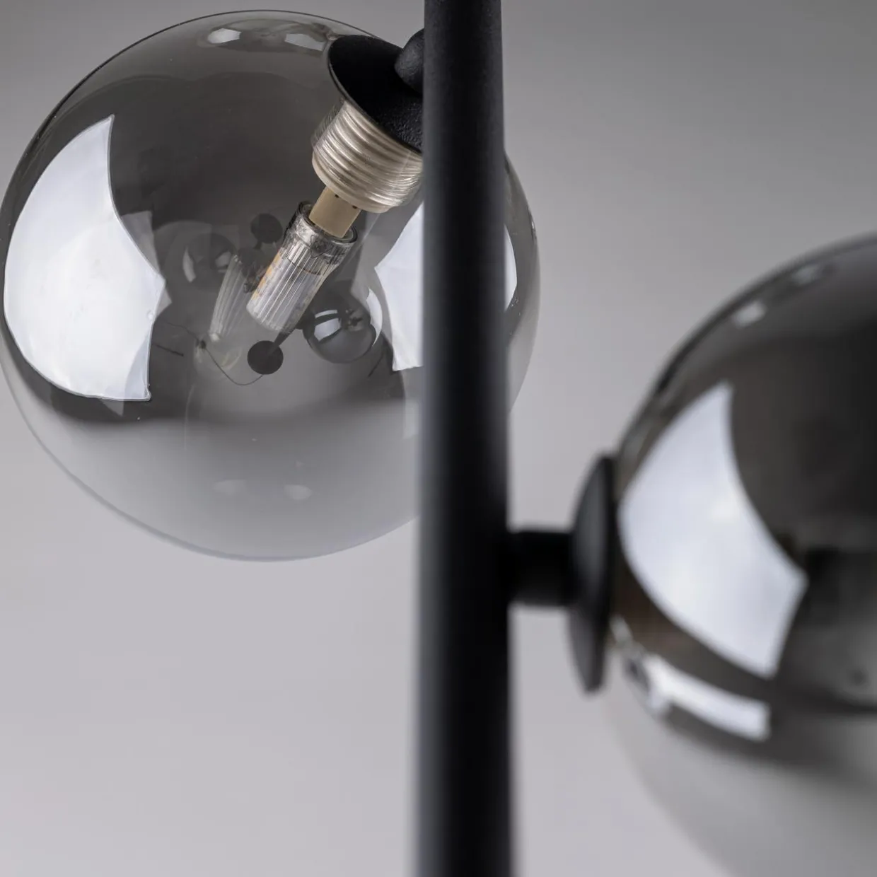 Lampa podłogowa czarna ESTERA