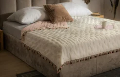 Narzuta na łóżko biało-różowa FRINGLE 180x200 cm