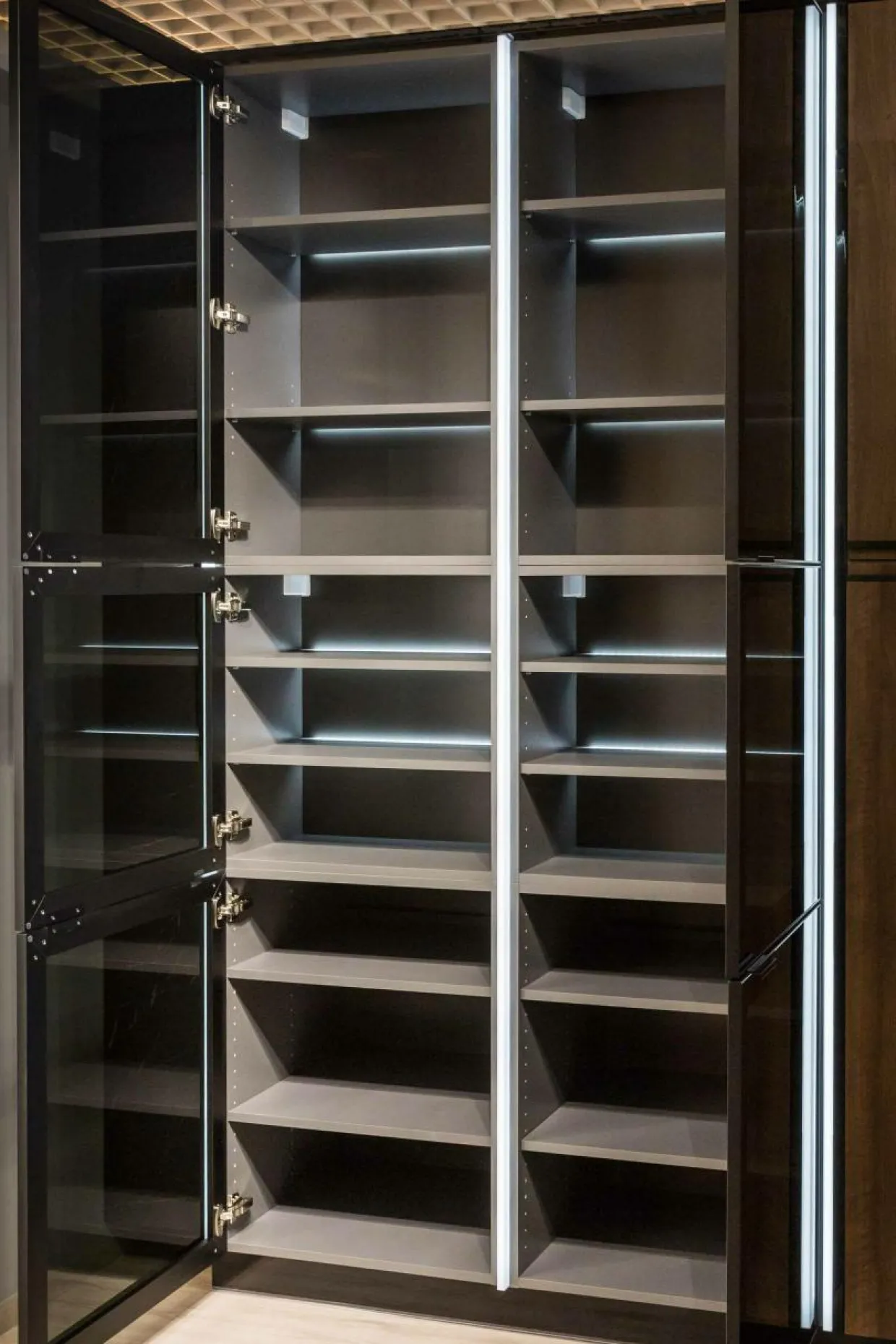 Oświetlenie pionowe LED LUMEN Q+TREND 214 cm, barwa zimna