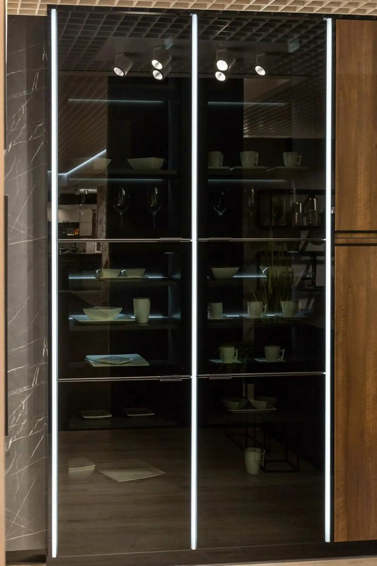 Oświetlenie pionowe LED LUMEN Q+TREND 214 cm, barwa zimna