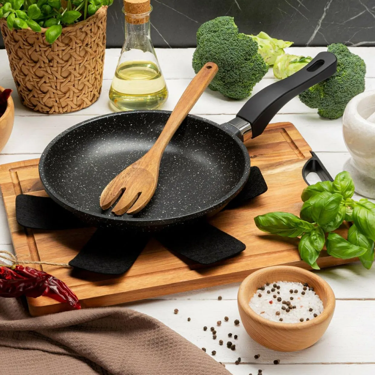 Patelnia aluminiowa STARKE PRO 24 cm + podkładka