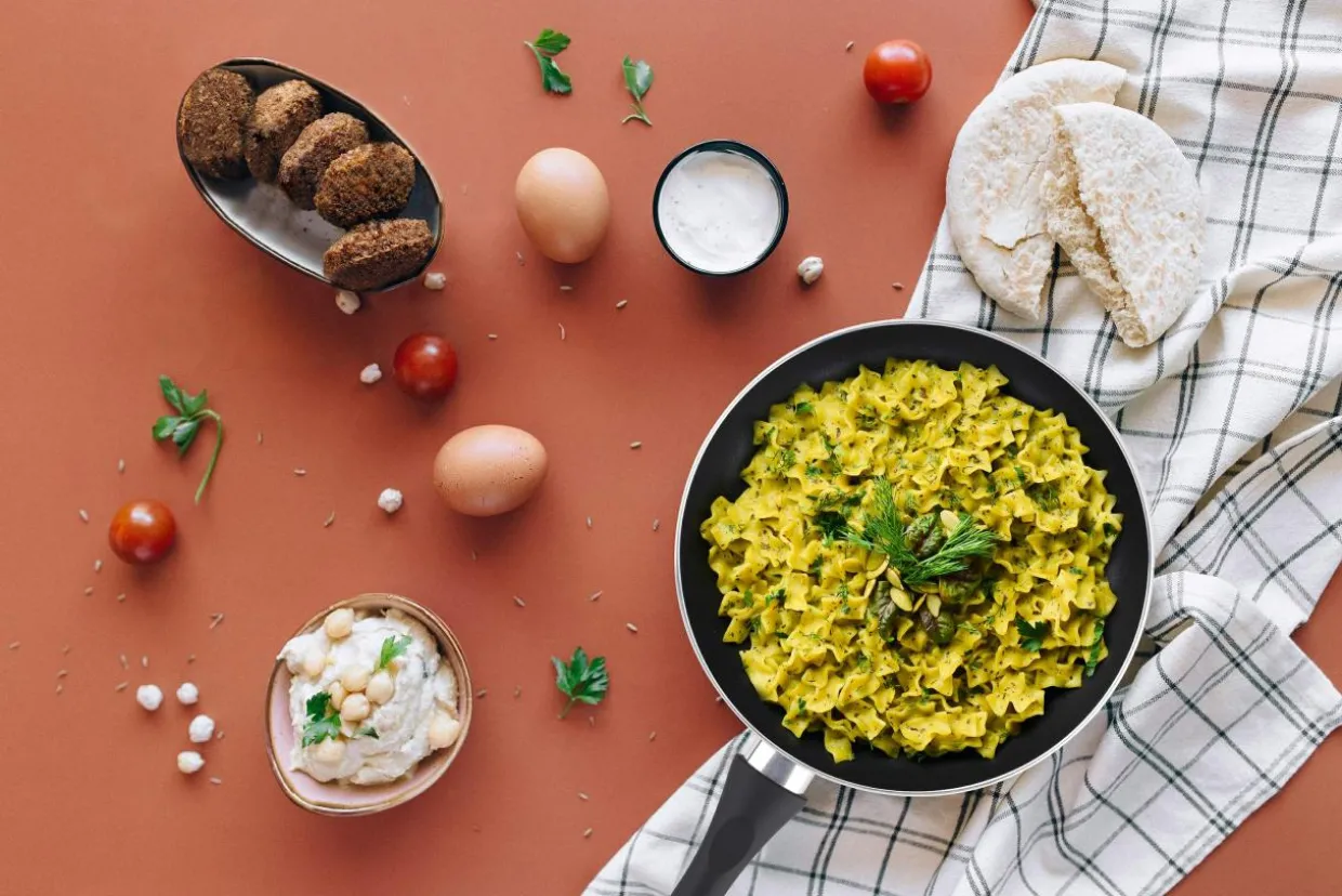 Patelnia na indukcję czarna BASIS 28 cm