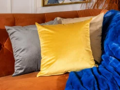 Poszewka dekoracyjna welurowa musztardowa VELVIO 45x45 cm