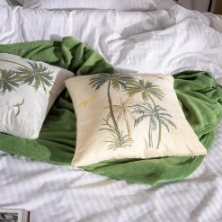 Poszewka w tropikalne palmy beżowa FEZA 45x45 cm