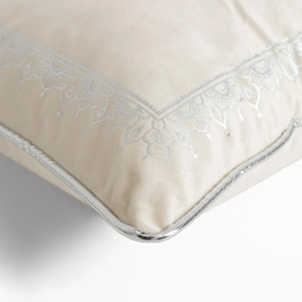 Poszewka ze słoniem biała DAIRA 45x45 cm