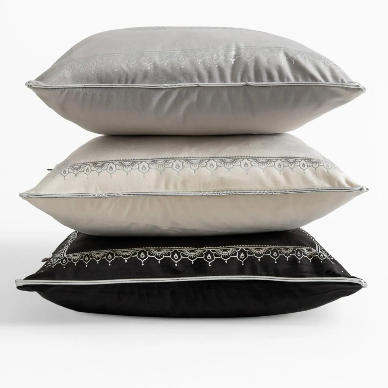 Poszewka ze słoniem biała DAIRA 45x45 cm