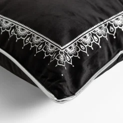 Poszewka ze słoniem czarna DAIRA 45x45 cm