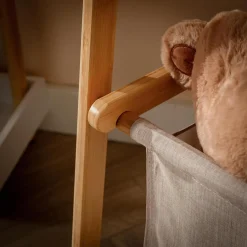 Wieszak drewniany z koszem PAG