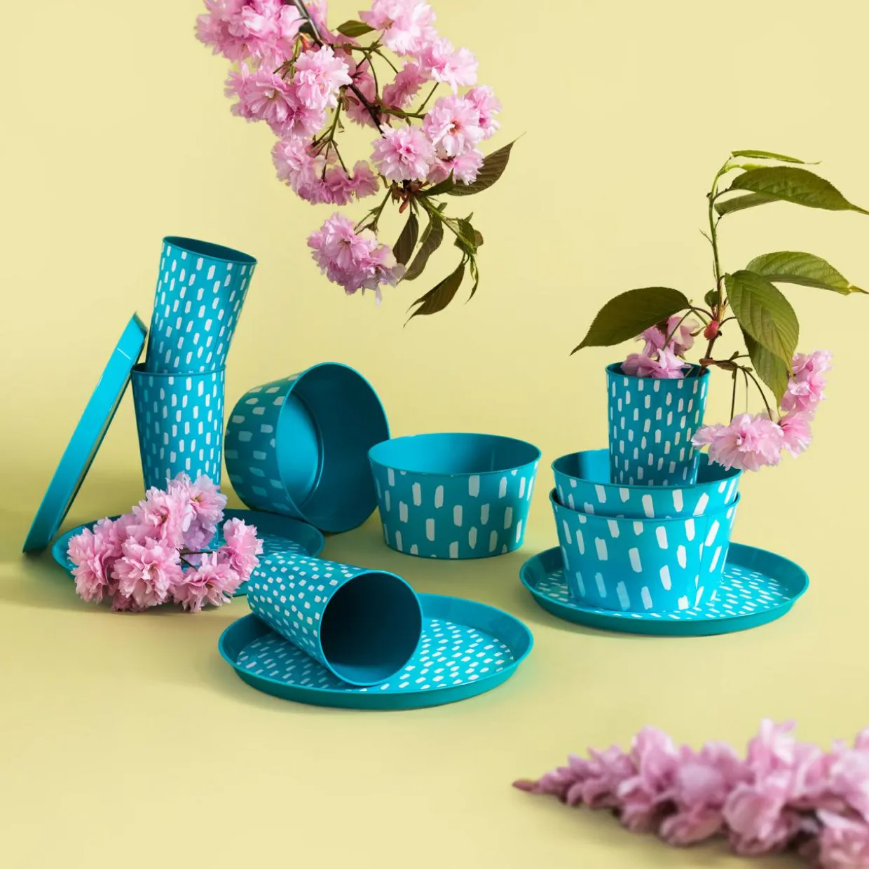 Zestaw 4 misek plastikowych niebieski 750 ml